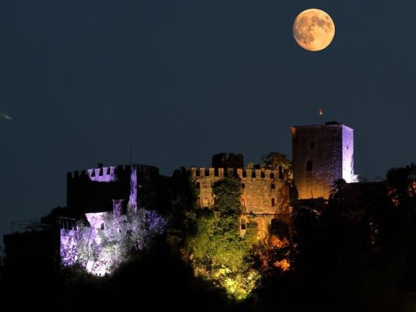 Fuga d'amore al Castello, con pernottamento nella Torre del Barbagianni, Cena Romantica alla Taverna e Visita notturna al Castello di Gropparello