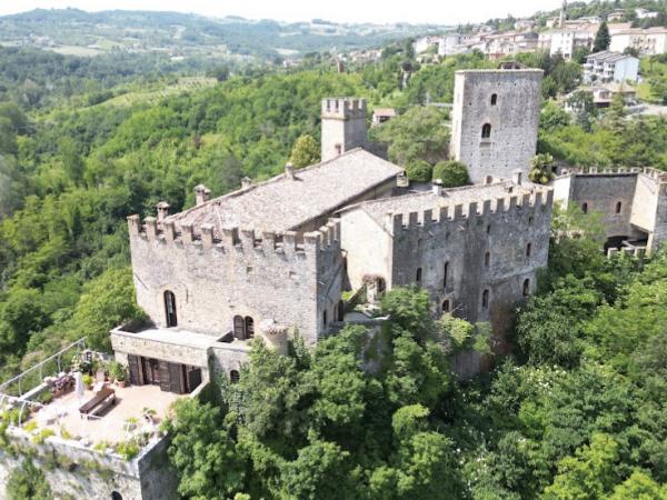 Microboda en el castillo de Gropparello