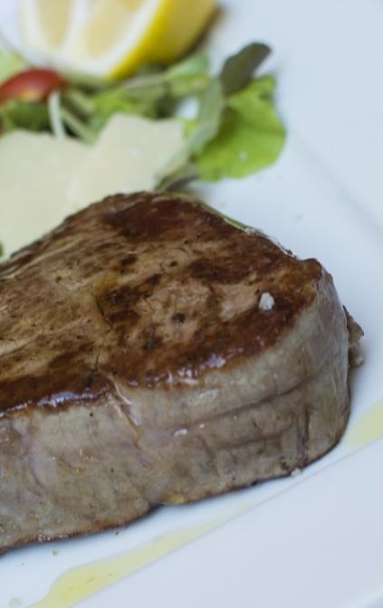 Filetto di manzo cotto alla griglia con patate fritte e fagioli in umido