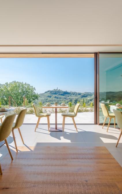 Dalla sala colazioni del Relais Althea si può godere di un panorama mozzafiato sulle colline circostanti.