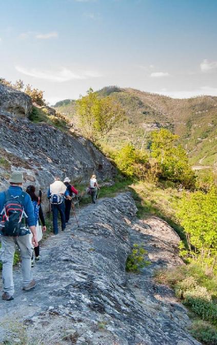 sentiero scavato nella roccia