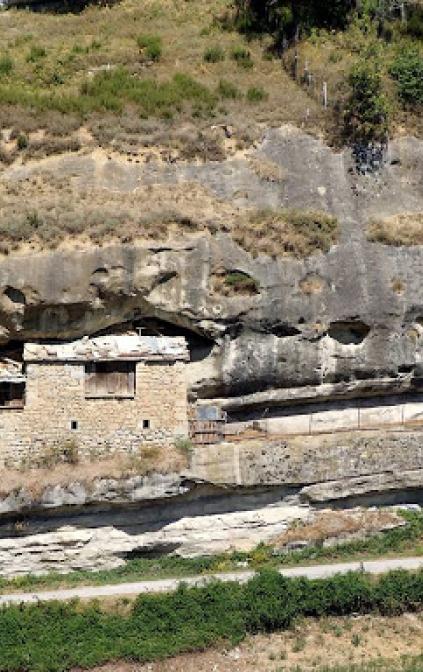 costruzione in grotta