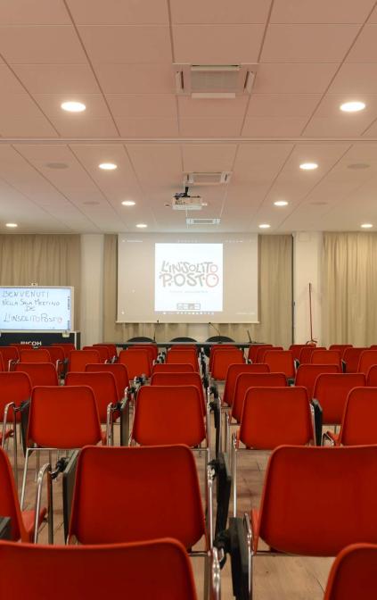 La sala di 135 mq con una capienza massima di 99 ospiti a platea può essere suddivisa in due sale separate, gode di luce naturale e finestre apribili  ma è al tempo stesso totalmente oscurabile. La sala è allestita con un grande tavolone conferenze, impianto voci con microfoni fissi e  wireless, puntatore laser, Wi-Fi, computer, confortevoli sedie per conferenza anche per mancini, video proiettore, lavagna interattiva. A disposizione, su richiesta, Coffee break, Dinner lunch Apericena Assistenza del nostro 