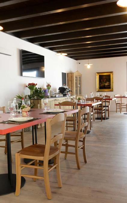 la sala ristorante  di mq 75 è aperta per colazioni, cene ed eventi. La nostra sala ristorante con i suoi 50 posti interni a sedere e ampio spazio esterno è dotata di impianto audio/video per poter organizzare incontri conviviali interattivi.. Che si tratti di un buffet, di una cena o di un banchetto daremo il massimo per soddisfare mente e palato in un connubio in cui il tempo si fermerà ad assaporare il nostro “fare”. Cene per Gruppi e associazioni Pranzi e Cene Aziendali Cene a tema Matrimoni e Cerimonie