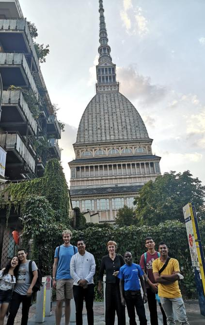 gruppo di studenti davanti alla Mole di Torino