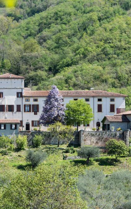 La casa padronale del XV sec. che domina la Valle di Marano, sede di Novaia