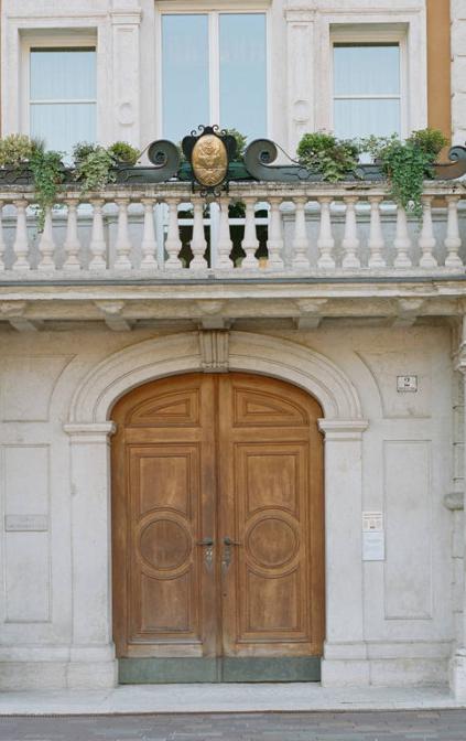 Ingresso di un palazzo del centro storico di Trento