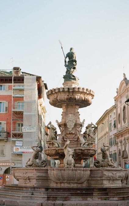 Vista dalla Piazza su una delle vie principali della città di Trento