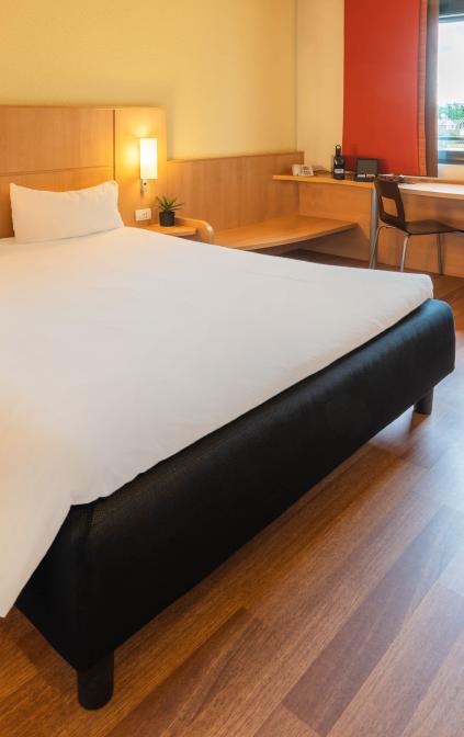 Scegliete il comfort di ibis a due passi dall'aeroporto. La camera Standard è insonorizzata e offre un comodo letto matrimoniale, TV a schermo piatto con canali internazionali, Wi-Fi gratuito e accessori per il bagno