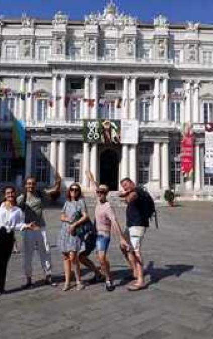 Studenti felici in Piazza Matteotti a Genova