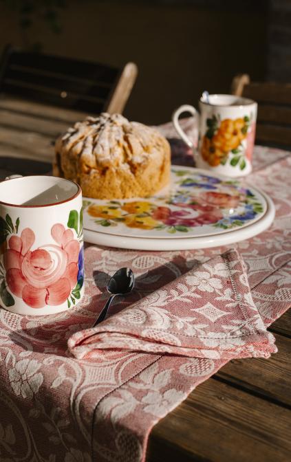 La tovaglietta realizzata con telaio jaquard e il set per la colazione.