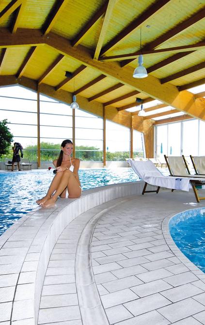  Piscina termale 32°C coperta e scoperta con acqua termale solfato-calcica, riconosciuta per potenziare la circolazione vascolare, curare le forme reumoartropatiche e rendere bella la pelle. Dotata di numerosi idromassaggi, vi vengono anche svolti i corsi di acquagym.