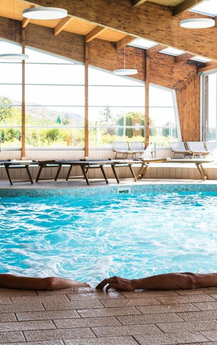  Piscina termale 32°C coperta e scoperta con acqua termale solfato-calcica, riconosciuta per potenziare la circolazione vascolare, curare le forme reumoartropatiche e rendere bella la pelle. Dotata di numerosi idromassaggi, vi vengono anche svolti i corsi di acquagym.