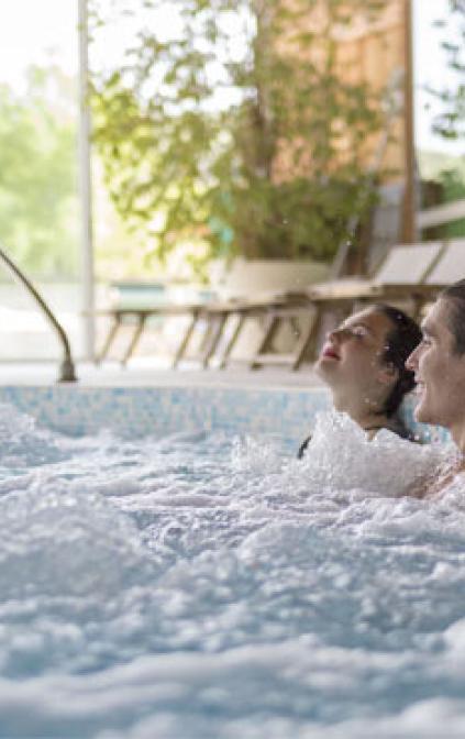  Piscina termale 35°C con acqua termale solfato-calcica, dotata di numerosi idromassaggi, per effettuare la crenoterapia.