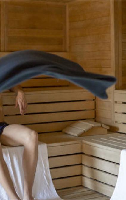 Sauna con Aufguss: caldo secco a 85-95°C per la stimolazione della circolazione sanguigna, la cura delle forme reumoartropatiche e la disintossicazione dell’organismo. Inoltre Aufguss con meister.