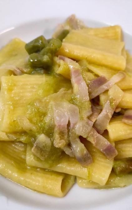 Paccheri con crema di fave e pancetta.