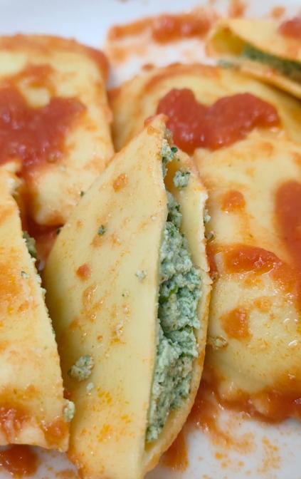 Ravioli con ripieno di ricotta e borragine.