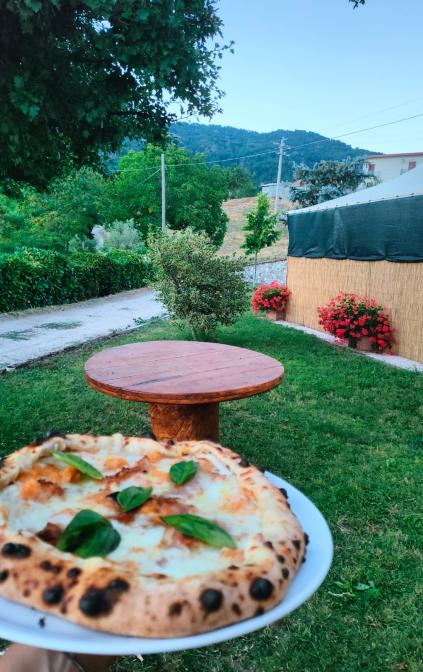 Pizza in giardino.