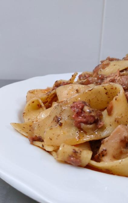 Pappardelle ai funghi porcini, salsiccia e crema di tartufo nero.