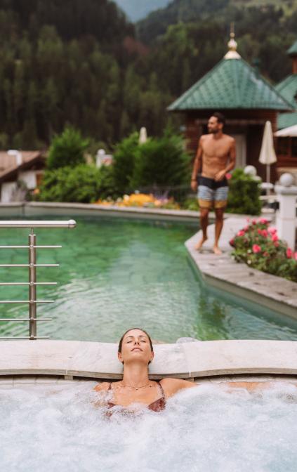 Swimming Pool & Jacuzzi outside 