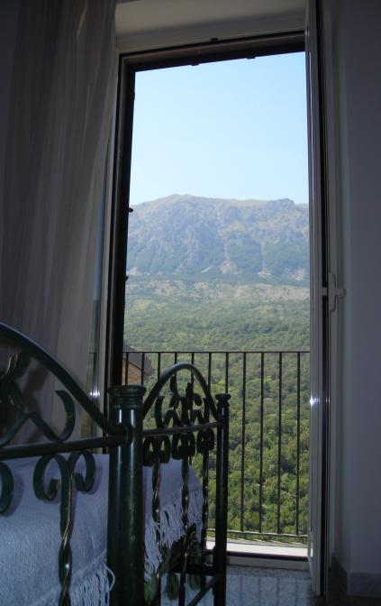 camera con vista monte morrone nel parco nazionale della maiella.