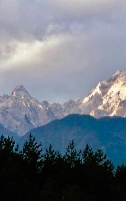 Prima nevicata sulle dolomiti friulane veduta dal nostro campo