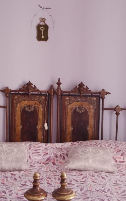 Nella camera matrimoniale troviamo un letto alto con como' e comodini antichi. Il balcone guarda le nostre meravigliose montagne.