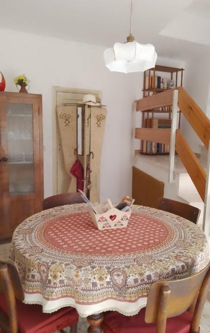 Nel soggiorno, oltre al tavolo, c'è un divano a 2 posti, una stufa a pellet slim, una smart tv ed una libreria con tanto materiale sul nostro magnifico Abruzzo.
