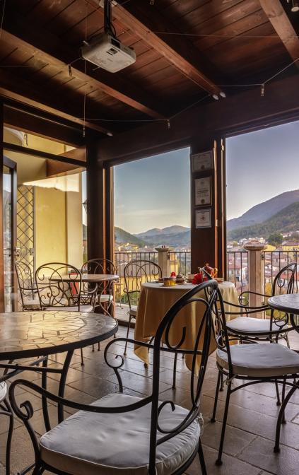 breakfast room con affaccio sul fiume e sulla vallata
