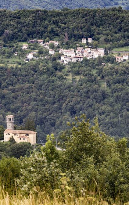 Vista di Stregna con la chiesetta di San Paolo