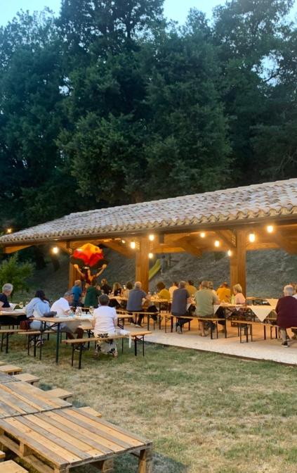 Lo spazio all'aperto curato, fresco e accogliente potrà fare da scenario per i tuoi ricordi