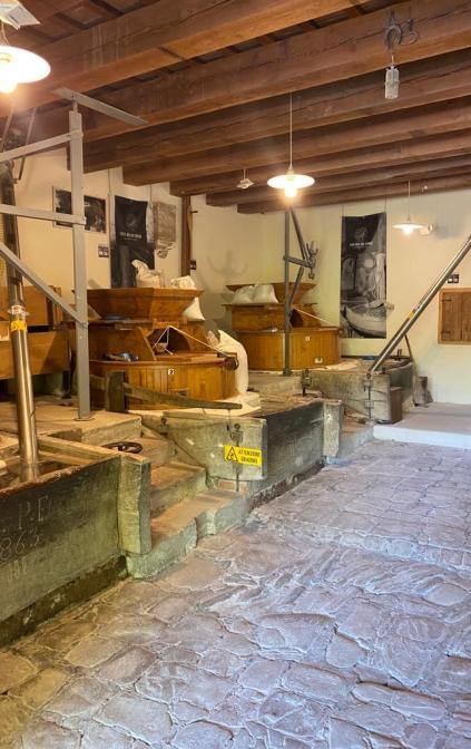 L'interno del mulino del 1565 è una fusione di storia e modernità, un ritorno al passato con profumi e tecniche di un tempo, ma sempre con un passo nel futuro e attento alle peculiarità di ognuno perchè garantire il benessere è la nostra prerogativa