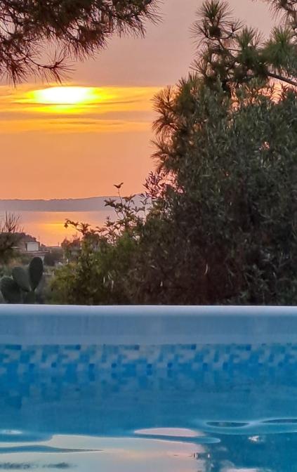 piscina al tramonto
